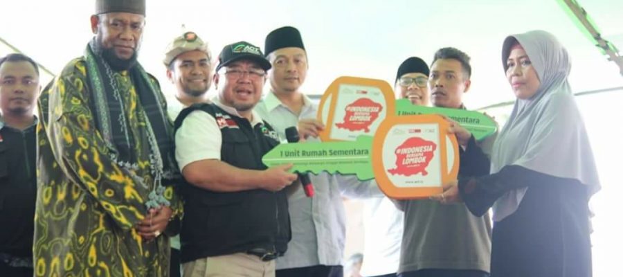 Serah Terima Kunci Shelter oleh Presiden ACT (Ahyudin) ke Pengungsi